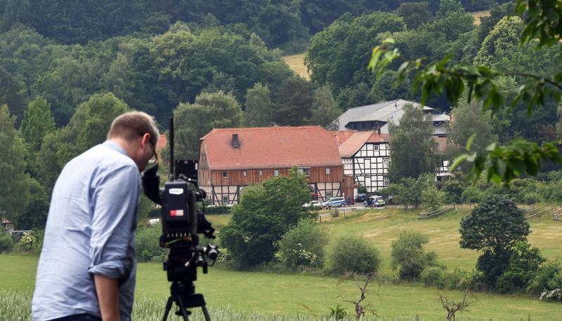 Gestörte Idylle im Hofgut Sassen in Nordhessen: Hier wurde Markus Würth am Mittwoch entführt, nach kurzer Zeit kam er aber wieder frei. Foto:dpa Gestörte Idylle im Hofgut Sassen in Nordhessen: Hier wurde Markus Würth am Mittwoch entführt, nach kurzer Zeit kam er aber wieder frei. Foto:dpa