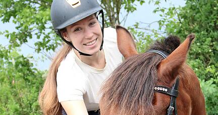 Als Jana Thewes ihren Munio das erste Mal erblickte, wieherte er ihr zu: Für sie war es ein magischer Moment. Als Jana Thewes ihren Munio das erste Mal erblickte, wieherte er ihr zu: Für sie war es ein magischer Moment.