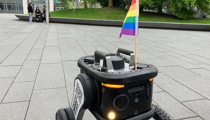 Der Roboter, der selbstst&auml;ndig auf dem Bildungscampus unterwegs ist, bekommt auch einen Wimpel.