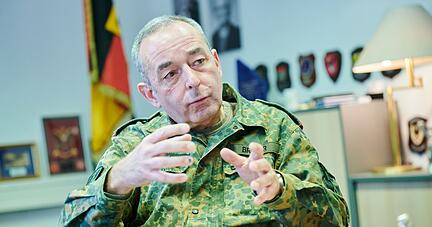 Hält Angriffe und Einflussnahmen aus dem Ausland für möglich: Generalleutnant Carsten Breuer. Hält Angriffe und Einflussnahmen aus dem Ausland für möglich: Generalleutnant Carsten Breuer.