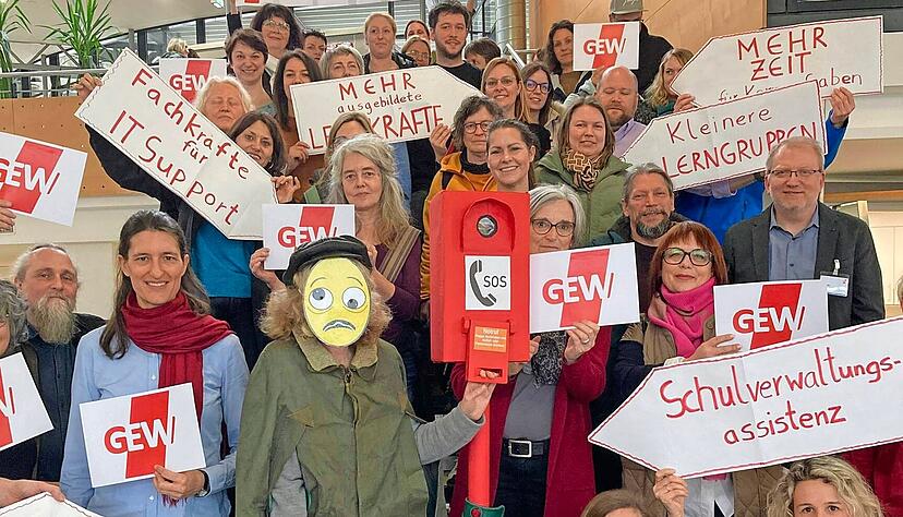 Eine signalrote Notrufs&auml;ule haben die P&auml;dagogen zur Protestaktion der Gewerkschaft Erziehung und Wissenschaft in Kupferzell mitgebracht. Die P&auml;dagogen pr&auml;sentieren 21 Ma&szlig;nahmen, die Abhilfe schaffen sollen.
Foto: Yvonne Tscherwitschke