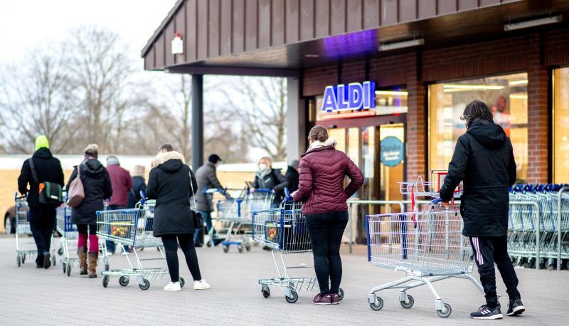 Zahlreiche Kunden warten auf die Öffnung einer Filiale von Aldi in Hannover.