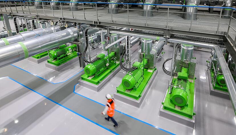 Eine Pumpenhalle für Fernwärme in einem Heizkraftwerk: Die neuen Gaskraftwerke sollen einspringen, wenn kein Wind weht und keine Sonne scheint.