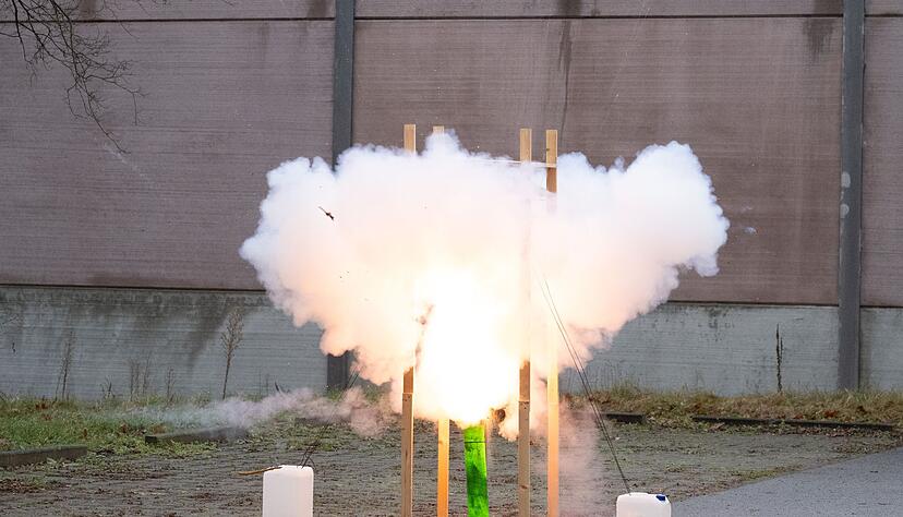 Die Polizei ruft zu sorgsamem Umgang mit Pyrotechnik auf. Die Polizei ruft zu sorgsamem Umgang mit Pyrotechnik auf.