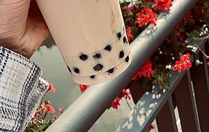 Absolut Instagram-tauglich: die Boba-Perlen. In Social Media ist Bubble Tea ein gern inszeniertes Kultgetränk. Absolut Instagram-tauglich: die Boba-Perlen. In Social Media ist Bubble Tea ein gern inszeniertes Kultgetränk.