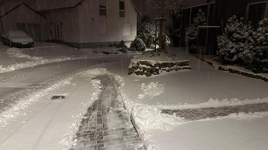 Mehr als zehn Zentimeter Schnee liegen inzwischen in Bretzfeld-Bitzfeld (Hohenlohekreis)