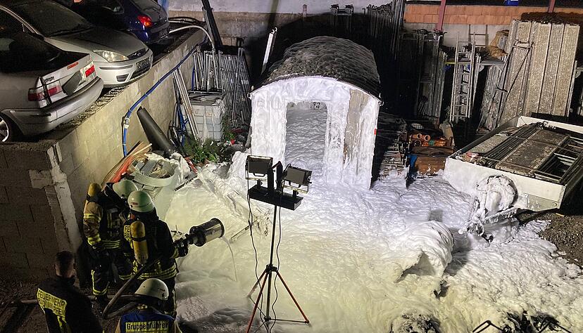 Schaumschicht auf den Brandresten