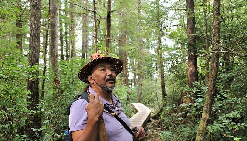 Guide Wisqii führt durch den Regenwald zur versunkenen Siedlung Kiixin. Guide Wisqii führt durch den Regenwald zur versunkenen Siedlung Kiixin.