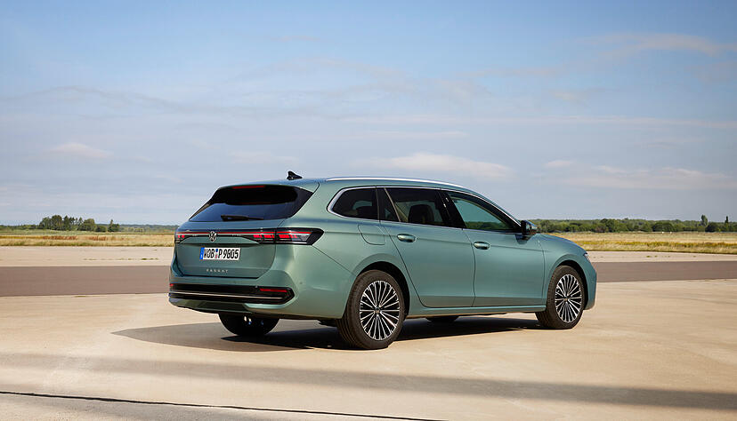 Optisch haben die Designer nachgesch&auml;rft. Vorne wirkt der Passat Variant kraftvoller mit dem markanten K&uuml;hlergrill und den neuen Scheinwerfern. In der L&auml;nge hat der Kombi um 14 Zentimeter zugelegt.