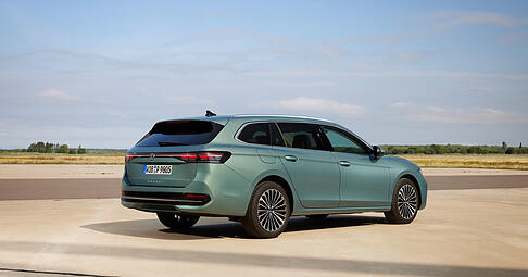 Optisch haben die Designer nachgesch&auml;rft. Vorne wirkt der Passat Variant kraftvoller mit dem markanten K&uuml;hlergrill und den neuen Scheinwerfern. In der L&auml;nge hat der Kombi um 14 Zentimeter zugelegt.