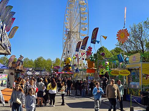 Schausteller begr&uuml;&szlig;en G&auml;ste zum Start des Maifests mit vielf&auml;ltigen Angeboten.