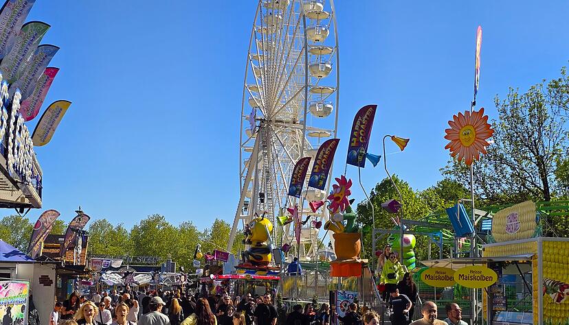 Schausteller begr&uuml;&szlig;en G&auml;ste zum Start des Maifests mit vielf&auml;ltigen Angeboten.