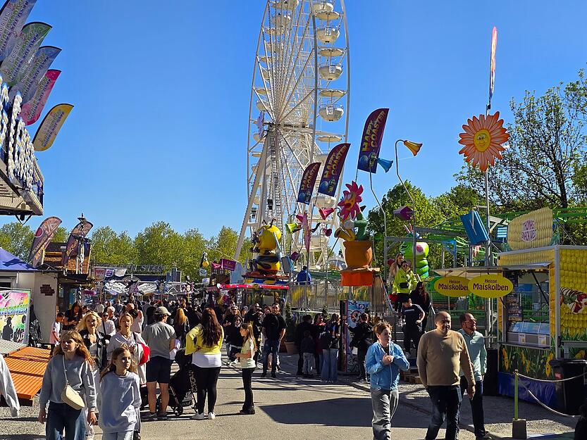 Schausteller begr&uuml;&szlig;en G&auml;ste zum Start des Maifests mit vielf&auml;ltigen Angeboten.
