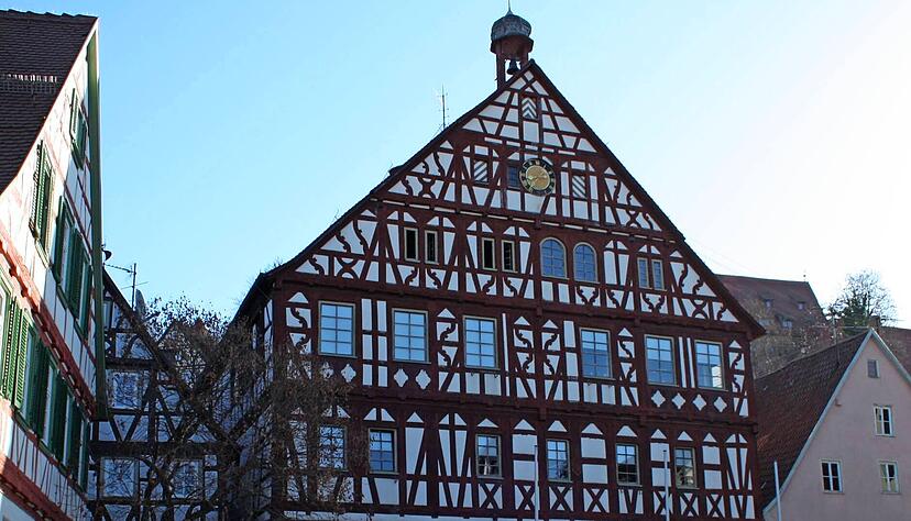 Die Fenster an der Vorderseite des Beilsteiner Rathauses sollen zeitnah saniert werden. Foto: Archiv