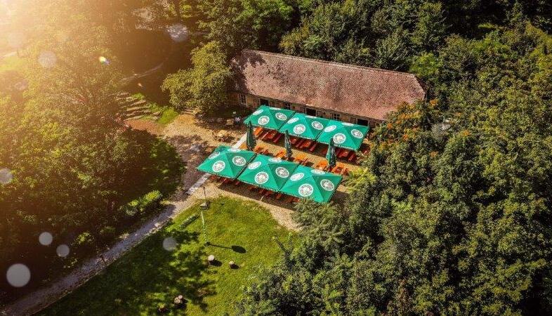 Ein Luftbild vom Biergarten am Wartberg (in der Saison 2025 ist er nicht geöffnet). Ein Luftbild vom Biergarten am Wartberg (in der Saison 2025 ist er nicht geöffnet).