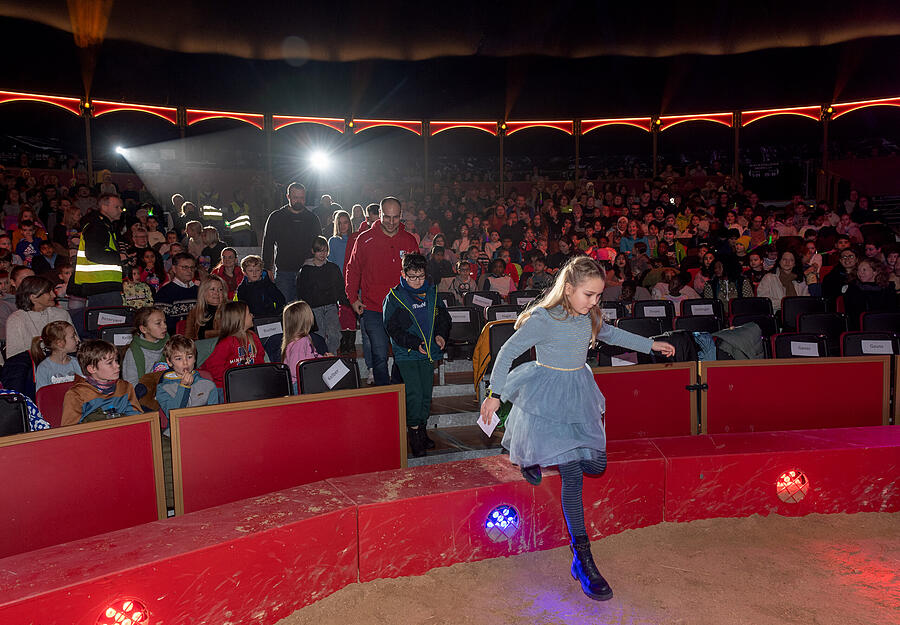 Der Verein Miteinander e.V. organisiert kostenlose Sondervorstellung im Weihnachtszirkus f&uuml;r rund 2000 Kinder.