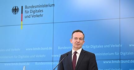Verkehrsminister Volker Wissing: «Wir brauchen die synthetischen Kraftstoffe. Wir können uns gar nicht erlauben, auf sie zu verzichten». Verkehrsminister Volker Wissing: «Wir brauchen die synthetischen Kraftstoffe. Wir können uns gar nicht erlauben, auf sie zu verzichten».
