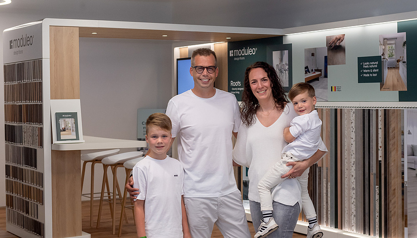 Die ganze Familie freut sich schon auf die Eröffnung am neuen Standort: Manuel (8), Geschäftsführer Tim, Patricia und Jannis Aickelin (3).
