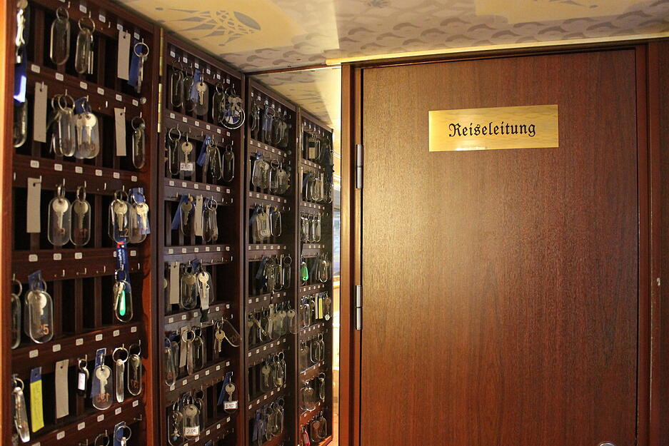 "160", "20": Es hat etwas von Kreuzfahrt, wenn die Bewohner vom Landgang kommen und über den weichen Teppich zur Rezeption laufen, um dort nach den Zimmerschlüsseln zu fragen. Die hängen an einer großen Wand, ordentlich sortiert in Fächern. "160", "20": Es hat etwas von Kreuzfahrt, wenn die Bewohner vom Landgang kommen und über den weichen Teppich zur Rezeption laufen, um dort nach den Zimmerschlüsseln zu fragen. Die hängen an einer großen Wand, ordentlich sortiert in Fächern.