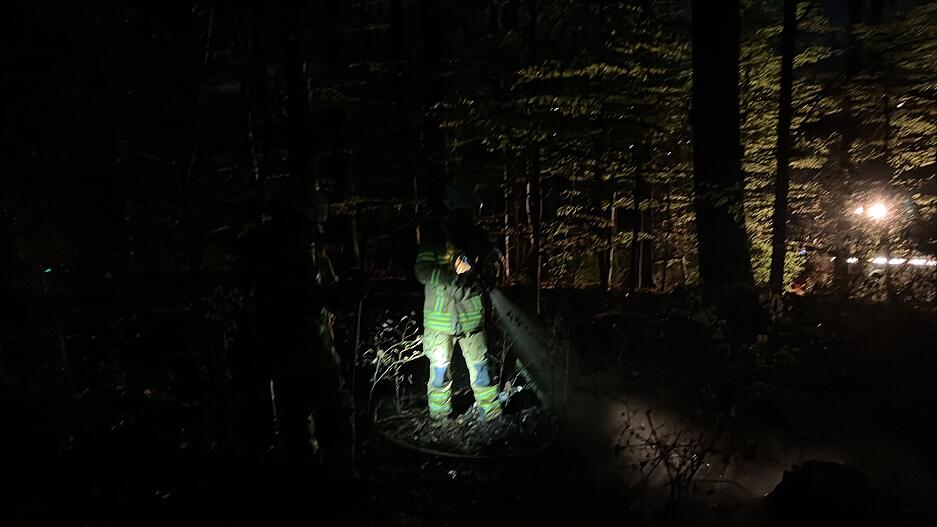 Die Feuerwehr war am Abend mit Nachl&ouml;scharbeiten und der Suche nach m&ouml;glichen Glutnestern besch&auml;ftigt.