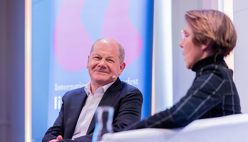 Ex-Kanzler Olaf Scholz hat bei der Lit.Cologne &uuml;ber seine Lesegewohnheiten gesprochen.