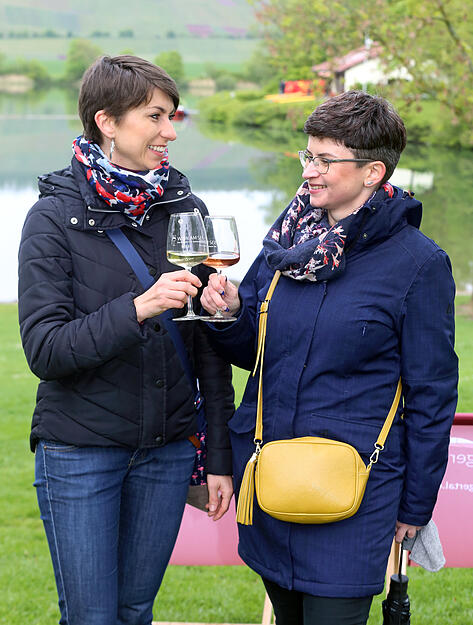 Wein am See, Weindorf am Breitenauer See. Olga Stawnicza aus Lehrensteinsfeld und Anna Pilitowska aus Leipzig Wein am See, Weindorf am Breitenauer See. Olga Stawnicza aus Lehrensteinsfeld und Anna Pilitowska aus Leipzig