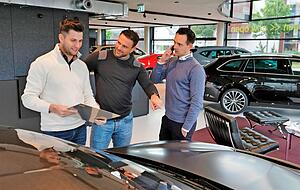 Die Gesch&auml;ftsf&uuml;hrer J&ouml;rg Filobok sowie Michael und Axel Hackert (von links) freuen sich &uuml;ber ihr neues Autohaus an der S&uuml;dstra&szlig;e.
Fotos: Dennis Mugler