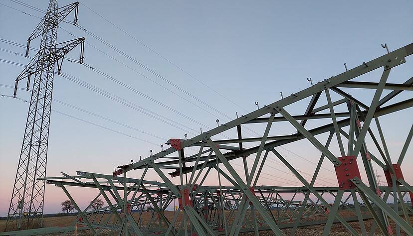 Die Strommasten zwischen Kochendorf und Möckmühl werden neu gebaut. Hier ein Blick auf die Trasse zwischen Kupferzell und Großgartach. Die Strommasten zwischen Kochendorf und Möckmühl werden neu gebaut. Hier ein Blick auf die Trasse zwischen Kupferzell und Großgartach.