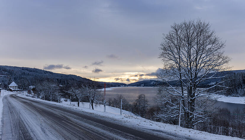 Winter-Wetter in Baden-Württemberg: eine schneebedeckte Straße am Schluchsee.