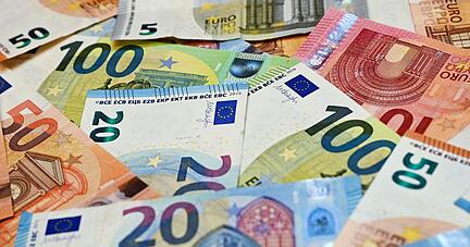 Eurobanknoten liegen auf einem Tisch.