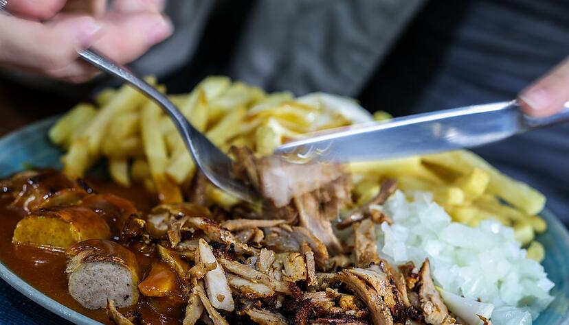 Guten Hunger! Ein Taxi-Teller besteht aus Currywurst, Gyrosfleisch, Pommes frites, Mayonnaise, Zaziki und Zwiebeln.
