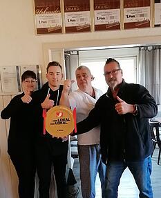 Timo Gries (rechts) mit Koch Michael Geiger, Sohn Kevin, Ehefrau Sandra sowie der Trophäe. Timo Gries (rechts) mit Koch Michael Geiger, Sohn Kevin, Ehefrau Sandra sowie der Trophäe.