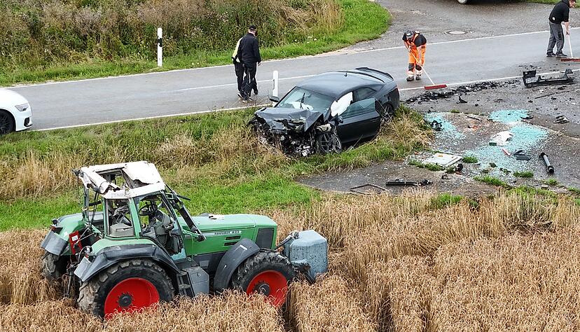 Bei dem Überschlag wurde ein vierjähriger Junge aus dem Traktor geschleudert und schwer verletzt. Bei dem Überschlag wurde ein vierjähriger Junge aus dem Traktor geschleudert und schwer verletzt.