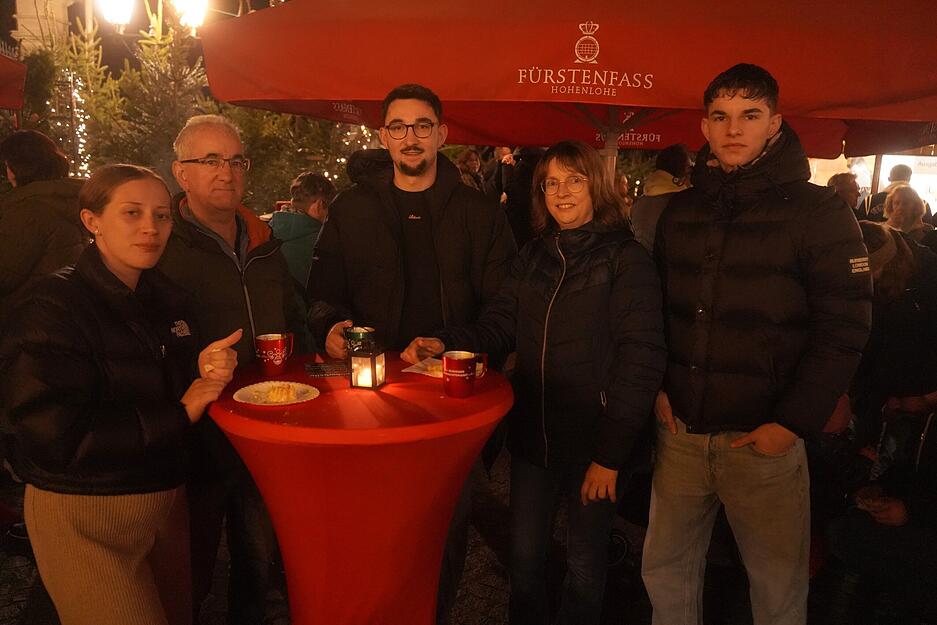 Zwischen Glühwein, Lichterketten und Musik entsteht ein harmonisches Adventsgefühl.