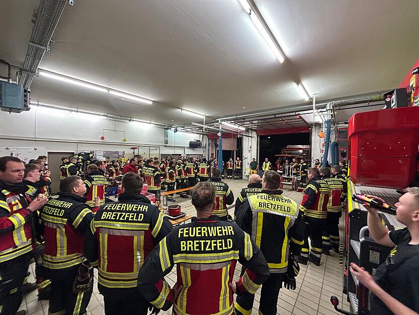 Insgesamt waren am Dienstagabend 120 Einsatzkräfte der Feuerwehren Bretzfeld, Künzelsau, Öhringen, Neckarsulm und Ellhofen im Einsatz. Insgesamt waren am Dienstagabend 120 Einsatzkräfte der Feuerwehren Bretzfeld, Künzelsau, Öhringen, Neckarsulm und Ellhofen im Einsatz.