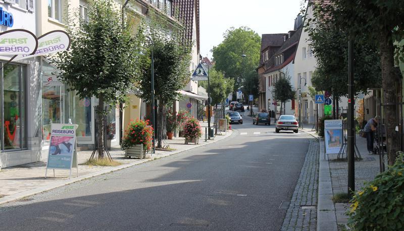 Wenig Passanten bummeln durch die Weinsberger Hauptstraße. Die Laufkundschaft fehlt, heißt es in den Geschäften. In den Sommerferien schließen manche Händler werktags bereits um 13 Uhr.
Fotos: Joachim Kinzinger
