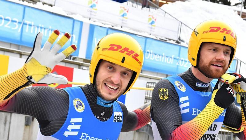Die Chancen auf den Sieg in der Gesamtwertung des Rennrodel-Weltcups sind gestiegen: Toni Eggert (r) und Sascha Benecken.