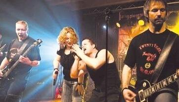 Aus reifen Herren in den Vierzigern werden auf der Bühne Entertainer und Rocker: Die Band Smirnoff Kids besteht seit mittlerweile 20 Jahren.Foto: Brian Bailey