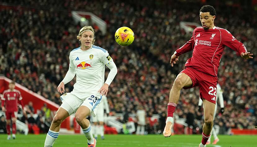 Torlos ins neue Jahr: Hugo Ekitiké (r) kam mit dem FC Liverpool nicht über eine Nullnummer gegen Leeds hinaus. Torlos ins neue Jahr: Hugo Ekitiké (r) kam mit dem FC Liverpool nicht über eine Nullnummer gegen Leeds hinaus.