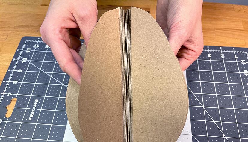 Wenn alle Ei-Formen aufeinander haften, die äußeren Enden zusammenkleben, sodass aus allen Bestandteilen eine runde Ei-Form entsteht. Wenn alle Ei-Formen aufeinander haften, die äußeren Enden zusammenkleben, sodass aus allen Bestandteilen eine runde Ei-Form entsteht.