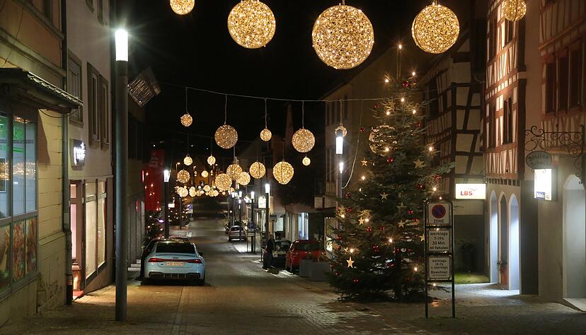 Menschenleer waren die Straße am Freitagabend. Wer das Angebot des XXL-Shoppings annahm, der kam gezielt.
Foto: Franz Theuer Menschenleer waren die Straße am Freitagabend. Wer das Angebot des XXL-Shoppings annahm, der kam gezielt.
Foto: Franz Theuer