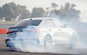 Auf abgesperrter Strecke kann man es rauchen lassen: Den Audi RS3 Performance Edition bringt man dank neuem Fahrmodus Torque Rear mit ein bisschen &Uuml;bung leicht zum Driften. Alle 300 Autos sind bereits verkauft.