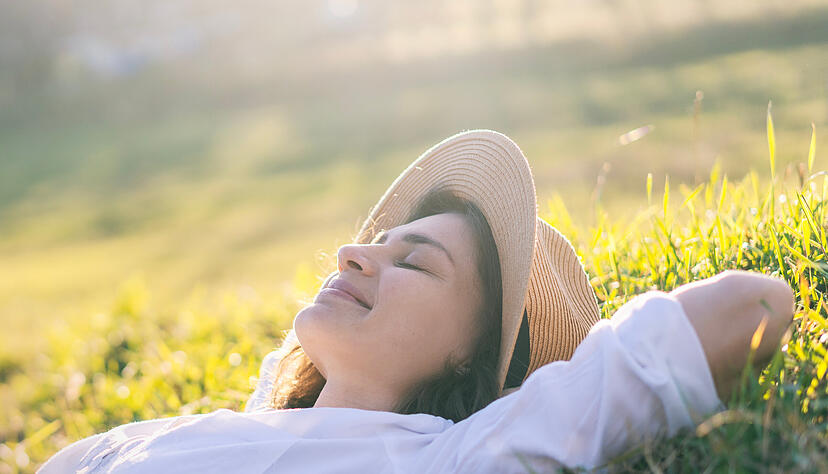 Wenn die ersten Sonnenstrahlen rauskommen, zieht es die Menschen hinaus. Auch im Frühling sollte man dabei auf Sonnenschutz achten. Wenn die ersten Sonnenstrahlen rauskommen, zieht es die Menschen hinaus. Auch im Frühling sollte man dabei auf Sonnenschutz achten.