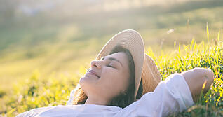 Wenn die ersten Sonnenstrahlen rauskommen, zieht es die Menschen hinaus. Auch im Fr&uuml;hling sollte man dabei auf Sonnenschutz achten.