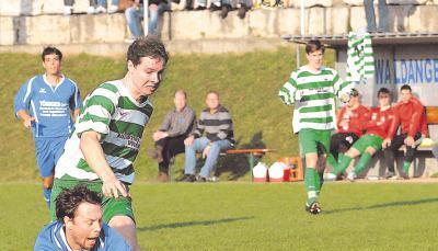 Er hat ihn, den Ball: Michael Rau, Torwart des FVS Sulzfeld, packt in letzter Sekunde vor Mike Kronwald (blaues Trikot/TSV Waldangelloch) zu.Fotos: Klaus Kr&uuml;ger