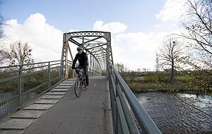 Stimme-Leser Gerhard Mannheim hat ein Motiv des Stegs, als dieser in Neckarsulm stand.
Foto: Stadtarchiv Neckarsulm