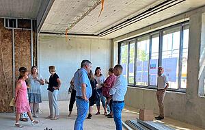 Im Lehrerzimmer hängen die Pläne an den Fenstern.