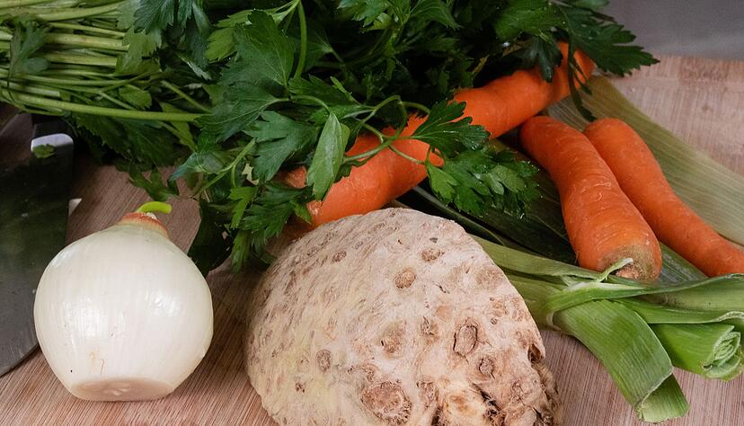 Als Zutaten für die Gemüsebrühe ohne Kochen braucht es Sellerie, Karotten, Zwiebel, Lauch und Petersilie. Wer mag, kann auch noch Liebstöckel verwenden. Als Zutaten für die Gemüsebrühe ohne Kochen braucht es Sellerie, Karotten, Zwiebel, Lauch und Petersilie. Wer mag, kann auch noch Liebstöckel verwenden.