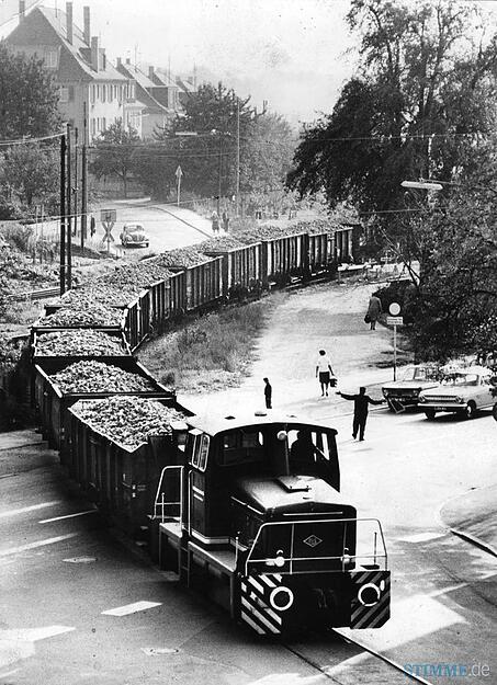 Zuckerrübenkampagne 1966: Ein beladener Zug biegt in Heilbronn an der Ecke Eythstraße / Merkurstraße von der Bottwartalbahn auf das Südzucker-Firmengleis ab und überquert die Sontheimer Straße.