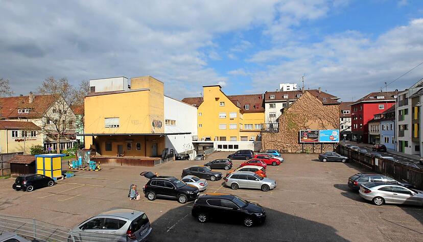 Knapp 3000 Quadratmeter groß ist das Dinkelacker-Areal zwischen Sülmerstraße, Schwibbogen- und Zehentgasse. Das Quergebäude (links) wird abgerissen, an das mit Wildem Wein bewachsene Haus (rechts) wird direkt angebaut.Foto: Andreas Veigel Knapp 3000 Quadratmeter groß ist das Dinkelacker-Areal zwischen Sülmerstraße, Schwibbogen- und Zehentgasse. Das Quergebäude (links) wird abgerissen, an das mit Wildem Wein bewachsene Haus (rechts) wird direkt angebaut.Foto: Andreas Veigel
